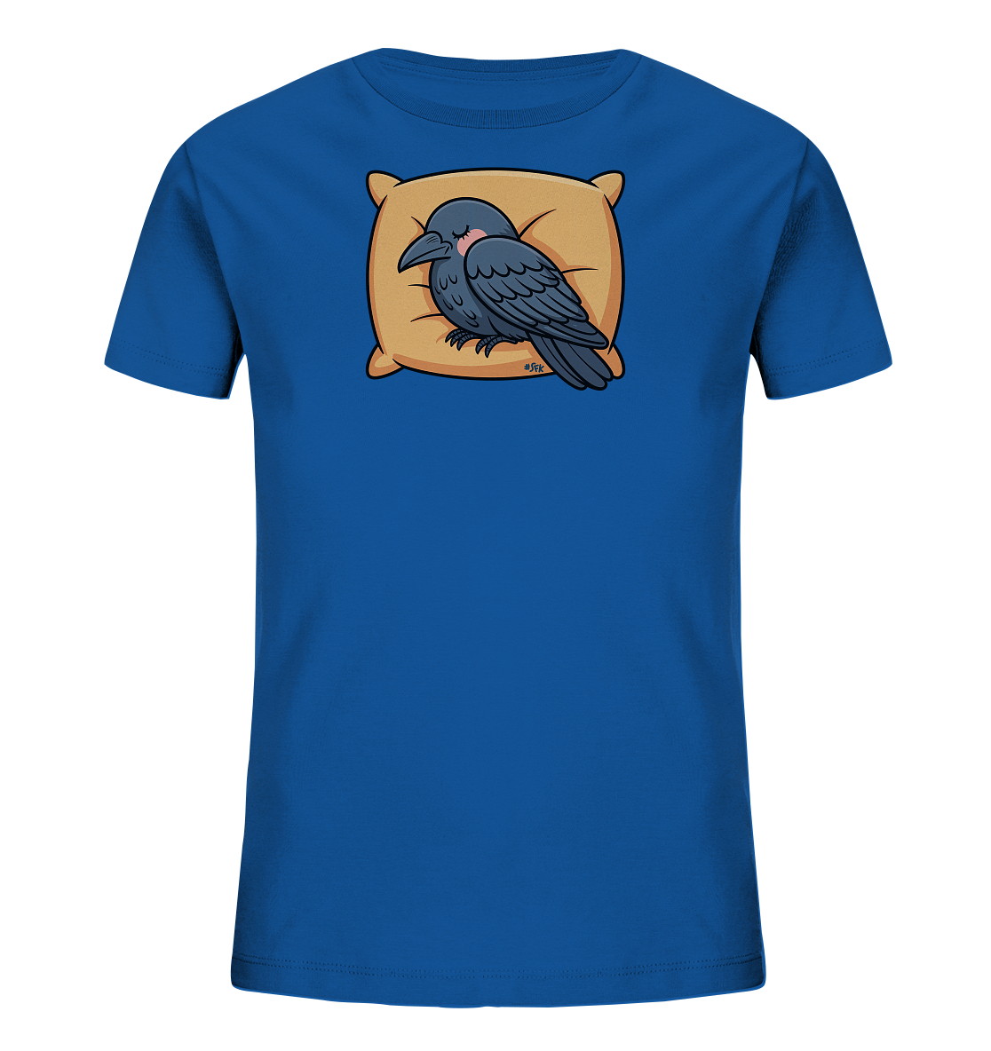 Onlineshop Shirts fuer Kinder - Das Bild zeigt ein leuchtend blaues Kinder-T-Shirt. Auf der Vorderseite ist eine dunkelgraue Cartoon-Kraehe abgebildet, die friedlich auf einem beigefarbenen Kissen schlaeft. Der Vogel hat die Augen geschlossen und eine leichte Roete auf der Wange. Das gesamte Design vermittelt eine ruhige und niedliche Atmosphaere.