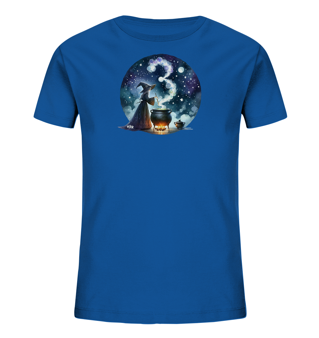 Onlineshop Shirts fuer Kinder - Das Bild zeigt ein blaues Kinder-T-Shirt mit einem runden Aufdruck auf der Vorderseite. Der Aufdruck zeigt eine Szene mit einer Hexe, die in einem brodelnden Kessel ruehrt, unter einem sternenklaren Nachthimmel mit Mond. Der aufsteigende Rauch aus dem Kessel bildet die Form der Zahl '3'. Das Design wirkt magisch und thematisch passend.