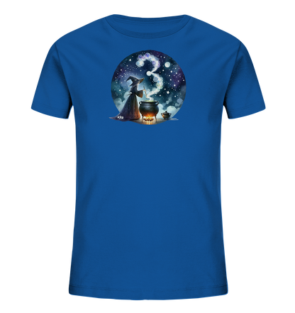Onlineshop Shirts fuer Kinder - Das Bild zeigt ein blaues Kinder-T-Shirt mit einem runden Aufdruck auf der Vorderseite. Der Aufdruck zeigt eine Szene mit einer Hexe, die in einem brodelnden Kessel ruehrt, unter einem sternenklaren Nachthimmel mit Mond. Der aufsteigende Rauch aus dem Kessel bildet die Form der Zahl '3'. Das Design wirkt magisch und thematisch passend.