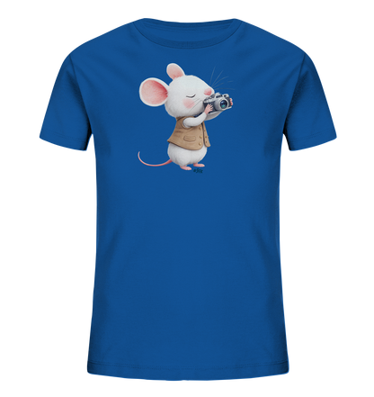 Onlineshop Shirts fuer Kinder - Das blaue T-Shirt zeigt eine niedliche weisse Maus, die eine braune Weste traegt. Die Maus haelt eine Kamera hoch und hat dabei ihre Augen geschlossen, als wuerde sie gerade ein Foto schiessen. Das Design ist verspielt und detailreich, ideal fuer Kinder.
