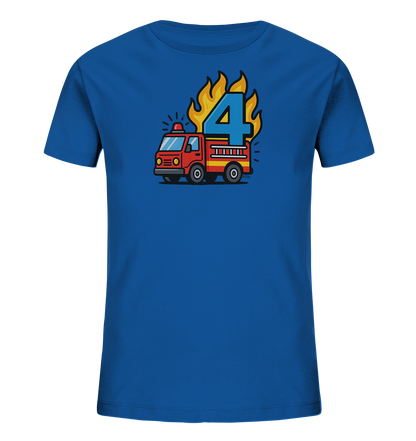 Onlineshop Shirts fuer Kinder - Das Bild zeigt ein blaues T-Shirt mit einem bunten Aufdruck. Zu sehen ist ein rotes Feuerwehrauto, ueber dem eine grosse blaue Zahl 4 mit gelben Flammen platziert ist. Das Design ist kindgerecht und detailreich gezeichnet. Es eignet sich gut fuer kleine Feuerwehr-Fans.