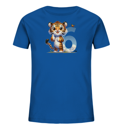 Onlineshop Shirts fuer Kinder - Das Bild zeigt ein blaues Kinder-T-Shirt mit einer Illustration eines freundlichen Cartoon-Tigers auf der Vorderseite. Der Tiger gibt einen Daumen hoch und steht vor einer grossen, hellblauen Zahl '6', die Wolken integriert. Ein kleiner Schmetterling fliegt oberhalb der Zahl. Das Design wirkt froehlich und ist auf Rasen und Wolken platziert.