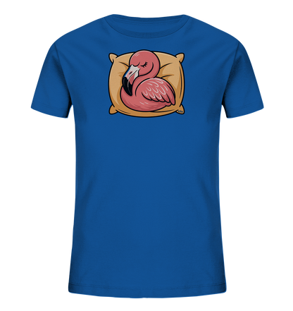 Onlineshop Shirts fuer Kinder - Das Bild zeigt ein blaues Kinder-T-Shirt mit einem niedlichen Motiv eines schlafenden Flamingos. Der rosafarbene Flamingo liegt gemuetlich auf einem beigen Kissen, die Augen geschlossen und den Schnabel eingebettet. Die Illustration ist im Cartoon-Stil gehalten und verleiht dem Shirt einen ruhigen und suessen Charakter.