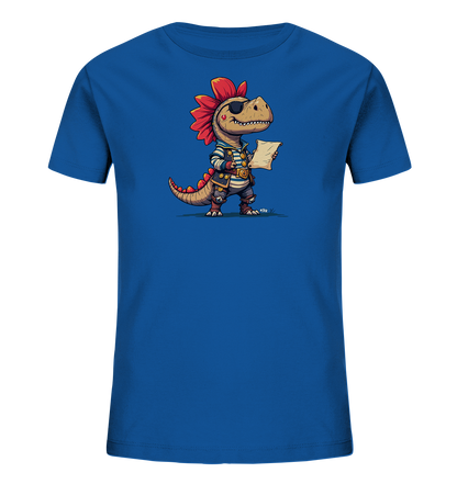 Onlineshop Shirts fuer Kinder - Das Bild zeigt ein blaues Kinder-T-Shirt mit einem aufgedruckten Motiv eines freundlichen Dinosauriers als Pirat. Der Dinosaurier traegt ein gestreiftes Hemd, einen Guertel mit Schnalle, Stiefel, eine Augenklappe und hat einen roten Federschmuck. Er haelt eine aufgerollte Karte oder Schriftrolle in seinen Haenden. Das Design ist detailreich und humorvoll.