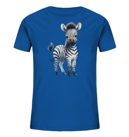 Onlineshop Shirts fuer Kinder - Das Bild zeigt ein leuchtend blaues T-Shirt fuer Kinder. Auf der Vorderseite des Shirts ist die detaillierte Illustration eines niedlichen Babyzebras abgebildet. Das Zebra steht aufrecht und zeigt seine charakteristischen schwarz-weissen Streifen sowie grosse, freundliche Augen. Das Motiv ist kuenstlerisch gestaltet und verleiht dem Shirt einen froehlichen Tier-Look.