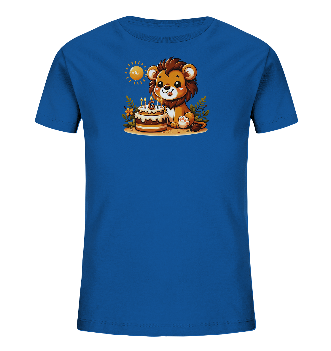 Onlineshop Shirts fuer Kinder - Das Bild zeigt ein blaues Kinder-T-Shirt mit einer niedlichen Grafik eines Loewenbabys. Der Loewe sitzt neben einer Geburtstagstorte, auf der Kerzen die Zahl 6 bilden. Das Motiv ist von Pflanzen und einer stilisierten Sonne umgeben. Die Illustration wirkt froehlich und passend fuer einen Geburtstag.