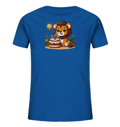 Onlineshop Shirts fuer Kinder - Das Bild zeigt ein blaues Kinder-T-Shirt mit einer niedlichen Grafik eines Loewenbabys. Der Loewe sitzt neben einer Geburtstagstorte, auf der Kerzen die Zahl 6 bilden. Das Motiv ist von Pflanzen und einer stilisierten Sonne umgeben. Die Illustration wirkt froehlich und passend fuer einen Geburtstag.