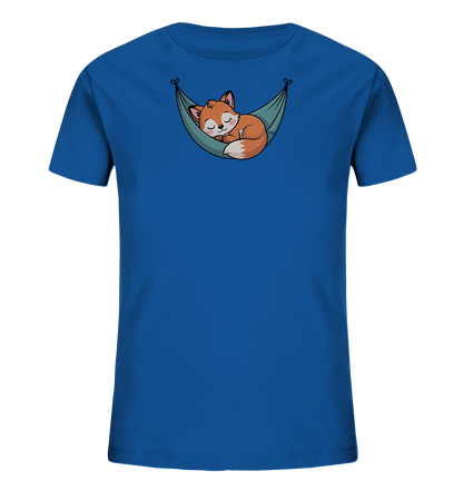 Onlineshop Shirts fuer Kinder - Das Bild zeigt ein leuchtend blaues T-Shirt fuer Kinder. Auf der Vorderseite ist eine entzueckende Grafik eines schlafenden Fuchses zu sehen. Der orangefarbene Fuchs liegt gemuetlich in einer gruenblauen Haengematte, die Augen geschlossen und einen friedlichen Ausdruck. Das charmante Motiv verleiht dem Shirt einen suessen und beruhigenden Charakter.