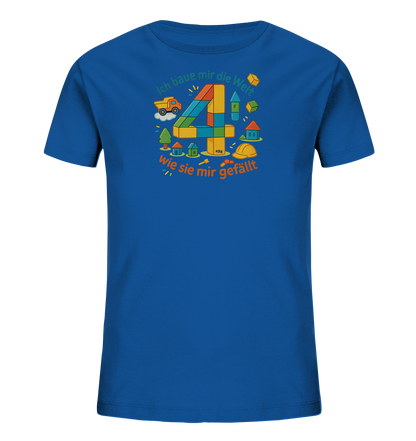 Onlineshop Shirts fuer Kinder - Das Bild zeigt ein leuchtend blaues T-Shirt mit einer farbenfrohen Grafik, die das Thema Bauen aufgreift. Im Zentrum steht die Zahl '4', zusammengesetzt aus bunten Bausteinen. Rundherum sind Illustrationen von Haeusern, einem Lastwagen, Baeumen und einem Bauhelm zu sehen. Der Text 'Ich baue mir die Welt, wie sie mir gefaellt' ergaenzt das kreative Design.