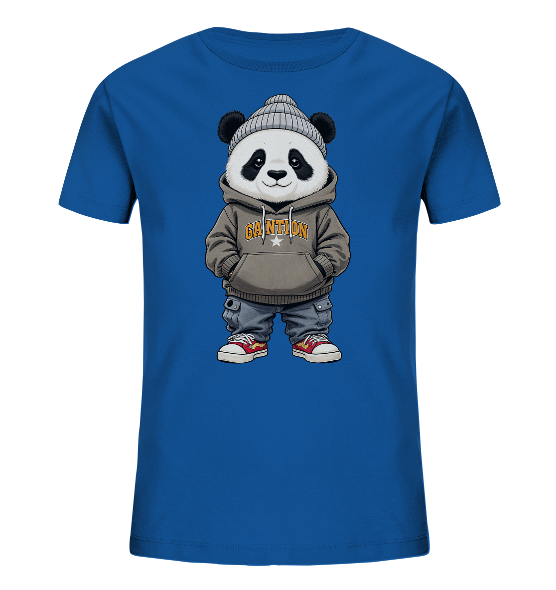 Onlineshop Shirts fuer Kinder - Das Bild zeigt ein blaues Kinder-T-Shirt mit einem niedlichen Panda-Motiv auf der Vorderseite. Der Panda traegt eine graue Strickmuetze, einen Hoodie, weite Hosen und rote Sneaker. Er steht aufrecht mit den Haenden in den Taschen und hat einen freundlichen Ausdruck. Das gesamte Motiv verleiht dem Shirt einen verspielten und laessigen Charakter.