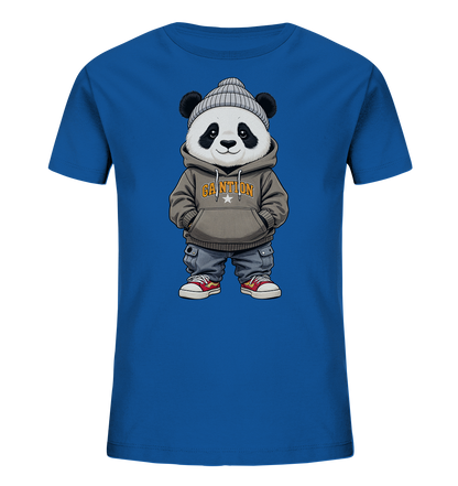 Onlineshop Shirts fuer Kinder - Das Bild zeigt ein blaues Kinder-T-Shirt mit einem niedlichen Panda-Motiv auf der Vorderseite. Der Panda traegt eine graue Strickmuetze, einen Hoodie, weite Hosen und rote Sneaker. Er steht aufrecht mit den Haenden in den Taschen und hat einen freundlichen Ausdruck. Das gesamte Motiv verleiht dem Shirt einen verspielten und laessigen Charakter.