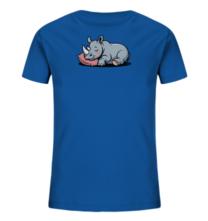 Onlineshop Shirts fuer Kinder - Das blaue Kinder-T-Shirt zeigt auf der Vorderseite ein niedliches, schlafendes Nashorn. Das Cartoon-Tier liegt friedlich auf einem pinkfarbenen Kissen, die Augen sind geschlossen und es hat rosafarbene Wangen. Die Darstellung wirkt sehr ruhig und liebenswert. Ein ideales Motiv fuer bequeme Kinderbekleidung.
