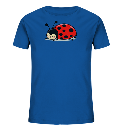 Onlineshop Shirts fuer Kinder - Das Bild zeigt ein leuchtend blaues Kinder-T-Shirt. Auf der Vorderseite ist ein niedlicher, stilisierter Marienkaefer mit rotem Koerper und schwarzen Punkten abgebildet. Der Marienkaefer ruht mit geschlossenen Augen auf einem hellgrauen Untergrund und strahlt Ruhe aus. Das verspielte Motiv verleiht dem Shirt einen liebenswerten Charakter.