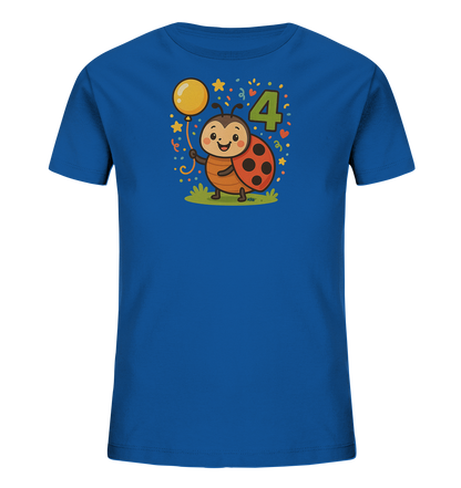 Onlineshop Shirts fuer Kinder - Dieses blaue Kinder T-Shirt zeigt eine freundliche Cartoon-Marienkaefer-Grafik. Der Marienkaefer haelt einen gelben Ballon neben einer grossen, gruenen Zahl '4'. Das Design ist von Sternen, Konfetti und Herzen umgeben und steht auf einer kleinen Grasflaeche. Es ist ein farbenfrohes und froehliches Motiv fuer Kinder.