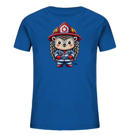 Onlineshop Shirts fuer Kinder - Das Bild zeigt ein leuchtend blaues Kinder-T-Shirt mit einem niedlichen Druck eines Cartoon-Igels. Der Igel ist als Feuerwehrmann gekleidet und traegt Helm sowie Uniform. Er steht aufrecht und haelt ein Objekt in seinen Pfoten. Dieses verspielte Motiv verleiht dem Shirt einen besonderen Charakter.