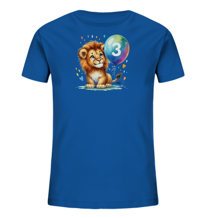 Onlineshop Shirts fuer Kinder - Das Bild zeigt ein blaues T-Shirt fuer Kinder mit einem niedlichen Loewenmotiv. Der kleine Loewe sitzt neben einem bunten Ballon, auf dem die Zahl 3 zu sehen ist. Das Design ist von kleinen Herzen und Punkten umgeben, was ihm einen verspielten und froehlichen Charakter verleiht.