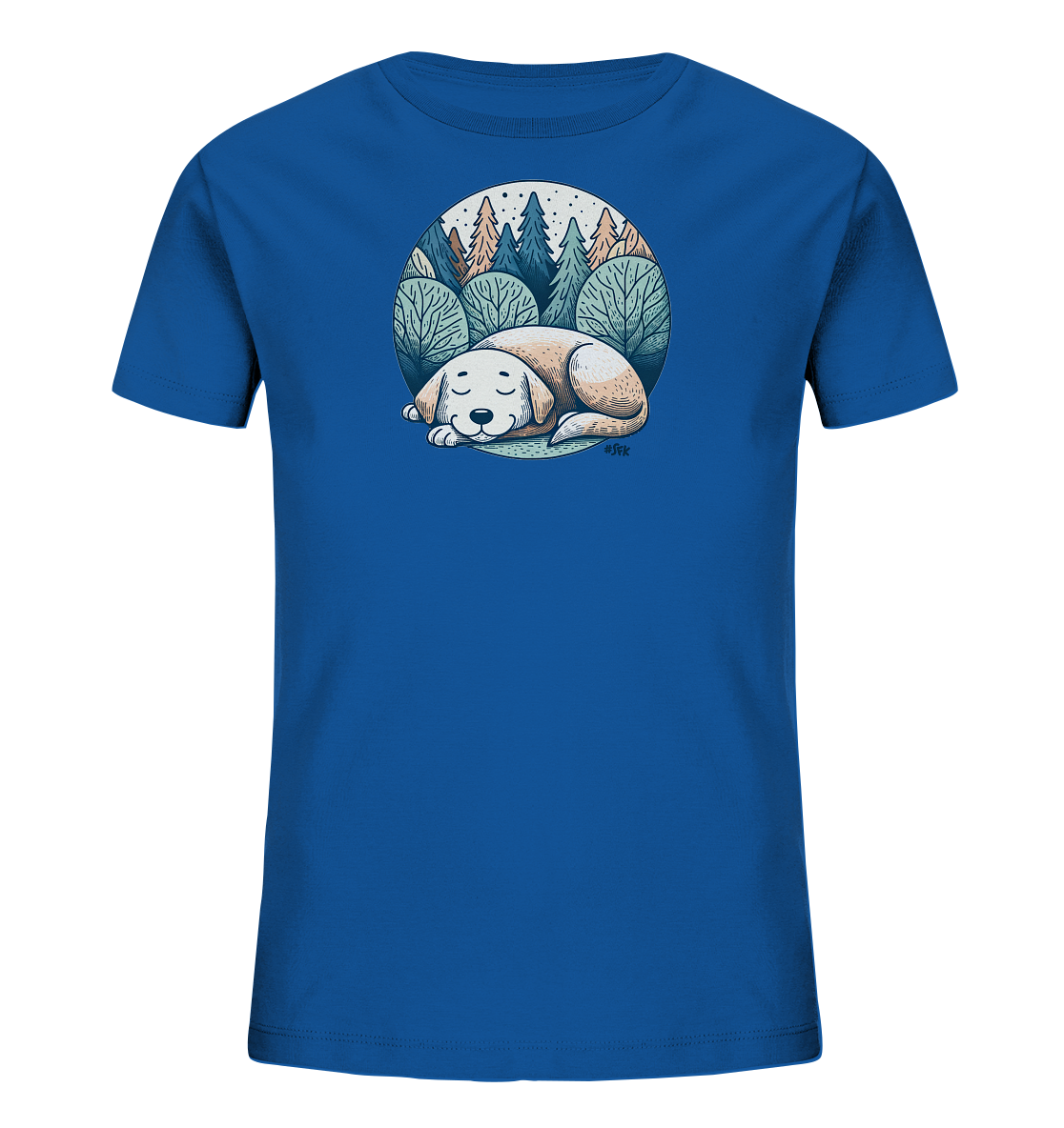 Onlineshop Shirts fuer Kinder - Das Bild zeigt ein blaues T-Shirt fuer Kinder mit einem runden Aufdruck auf der Vorderseite. Der Aufdruck stellt einen schlafenden Hund dar, eingebettet in eine idyllische Waldlandschaft unter einem Sternenhimmel. Die Illustration ist farblich abgestimmt mit Gruentoenen, Brauntoenen und hellblauem Himmel. Dieses Motiv verleiht dem Shirt eine ruhige und naturverbundene Ausstrahlung.