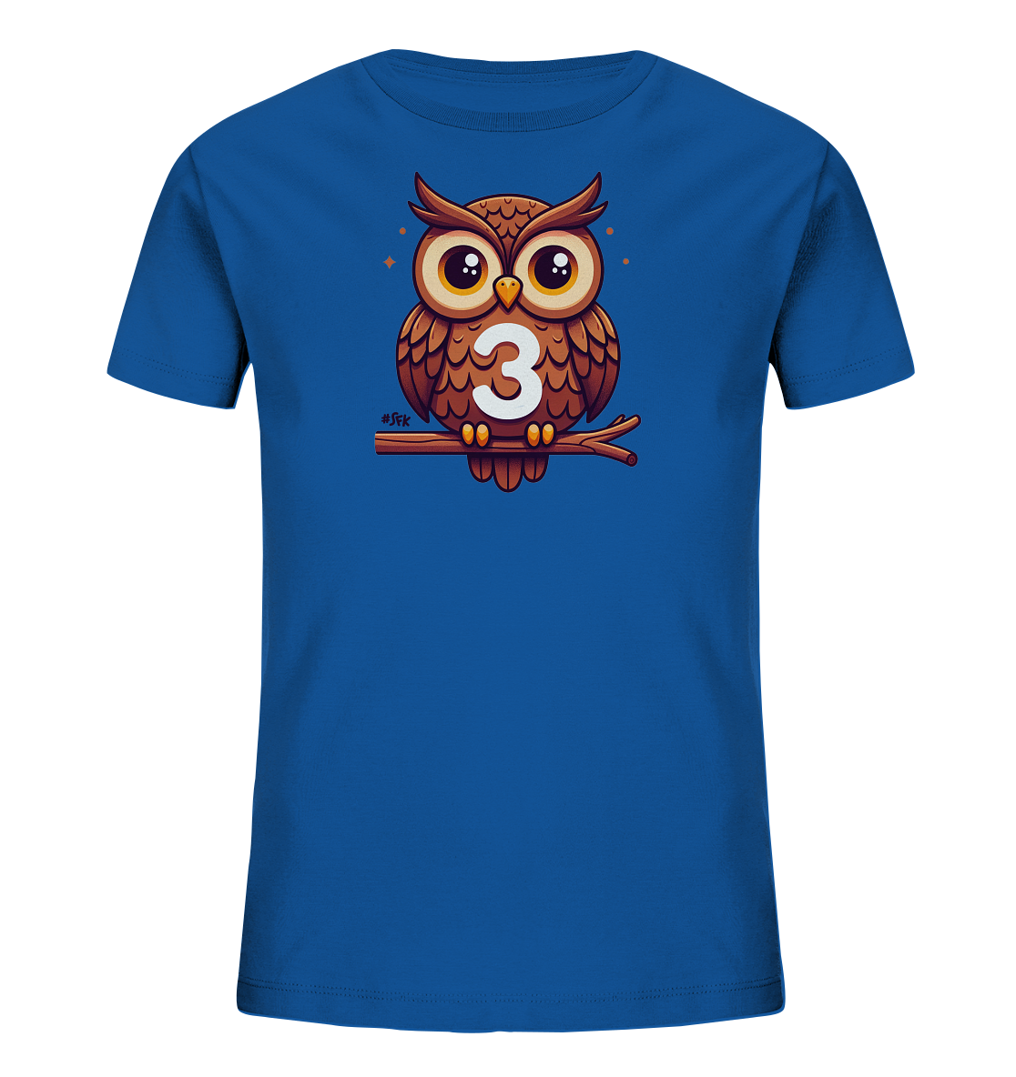 Onlineshop Shirts fuer Kinder - Das Bild zeigt ein blaues T-Shirt fuer Kinder mit einem grossen, niedlichen Eulenmotiv auf der Vorderseite. Die cartoonartige Eule sitzt auf einem Ast und traegt die grosse Zahl '3' auf ihrer Brust. Um den Kopf der Eule sind kleine, stilisierte Sterne oder Lichter zu sehen, die dem Design einen magischen Touch verleihen. Das Motiv ist farbenfroh und detailreich gestaltet.