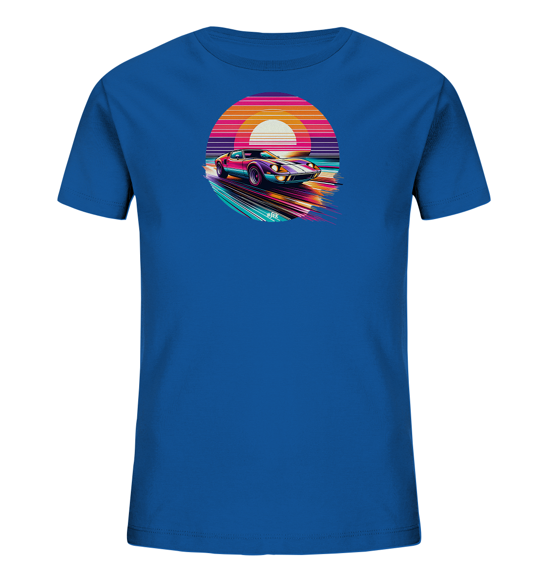 Onlineshop Shirts fuer Kinder - Dieses blaue Kinder T-Shirt zeigt eine dynamische Illustration eines Sportwagens. Der Wagen faehrt vor einem stilisierten Sonnenuntergang oder Sonnenaufgang, dargestellt durch horizontale Streifen in warmen Toenen. Bunte, geschwungene Linien symbolisieren Geschwindigkeit und Bewegung. Das Design im Retro-Stil faengt eine lebhafte Atmosphaere ein.