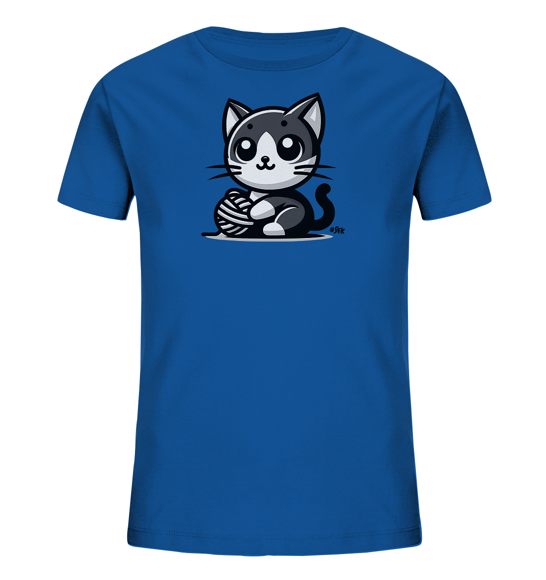 Onlineshop Shirts fuer Kinder - Das Bild zeigt ein blaues T-Shirt fuer Kinder mit einem niedlichen Cartoon-Motiv auf der Vorderseite. Abgebildet ist eine sitzende Katze in den Farben Grau, Schwarz und Weiss. Die Katze spielt mit einem Ball aus Garn, dargestellt in Schwarz und Weiss. Das Design hat einen verspielten und ansprechenden Stil.