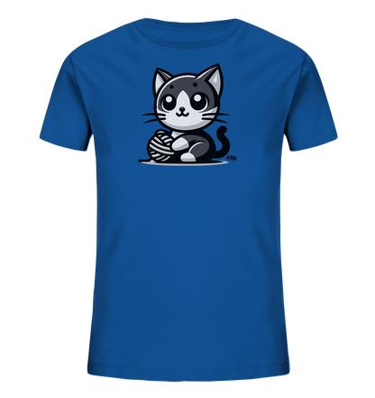 Onlineshop Shirts fuer Kinder - Das Bild zeigt ein blaues T-Shirt fuer Kinder mit einem niedlichen Cartoon-Motiv auf der Vorderseite. Abgebildet ist eine sitzende Katze in den Farben Grau, Schwarz und Weiss. Die Katze spielt mit einem Ball aus Garn, dargestellt in Schwarz und Weiss. Das Design hat einen verspielten und ansprechenden Stil.