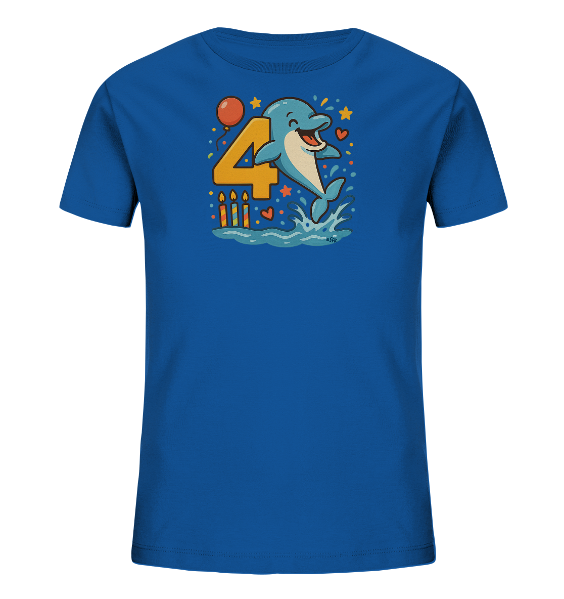 Onlineshop Shirts fuer Kinder - Das Bild zeigt ein blaues T-Shirt fuer Kinder mit einer bunten Illustration auf der Vorderseite. Zu sehen ist ein froehlicher Cartoon-Delfin, der aus dem Wasser springt. Neben dem Delfin steht eine grosse, gelbe Zahl '4'. Das Design wird von festlichen Elementen wie einem Ballon, Sternen, Herzen und Kerzen umrahmt.