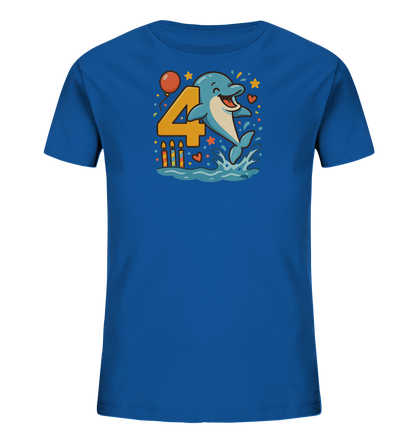 Onlineshop Shirts fuer Kinder - Das Bild zeigt ein blaues T-Shirt fuer Kinder mit einer bunten Illustration auf der Vorderseite. Zu sehen ist ein froehlicher Cartoon-Delfin, der aus dem Wasser springt. Neben dem Delfin steht eine grosse, gelbe Zahl '4'. Das Design wird von festlichen Elementen wie einem Ballon, Sternen, Herzen und Kerzen umrahmt.
