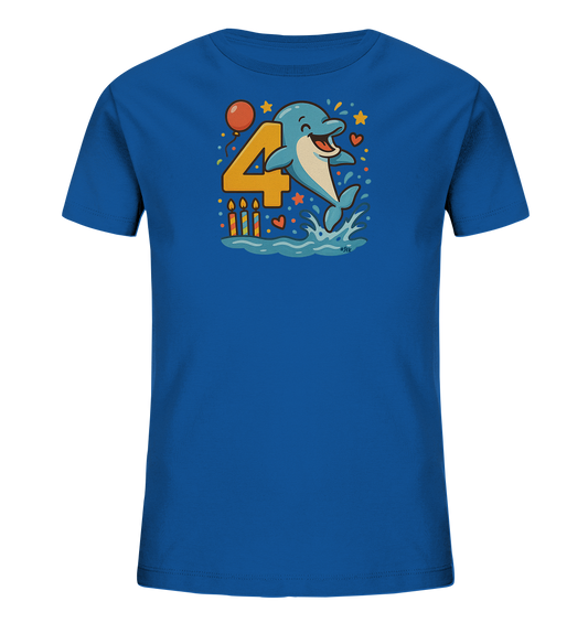 Onlineshop Shirts fuer Kinder - Das Bild zeigt ein blaues T-Shirt fuer Kinder mit einer bunten Illustration auf der Vorderseite. Zu sehen ist ein froehlicher Cartoon-Delfin, der aus dem Wasser springt. Neben dem Delfin steht eine grosse, gelbe Zahl '4'. Das Design wird von festlichen Elementen wie einem Ballon, Sternen, Herzen und Kerzen umrahmt.