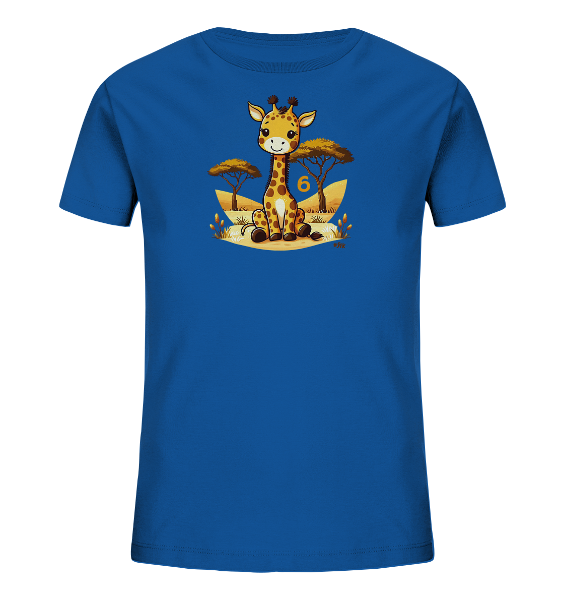 Onlineshop Shirts fuer Kinder - Das Bild zeigt ein blaues Kinder T-Shirt. Auf der Vorderseite ist eine niedliche Cartoon-Giraffe abgebildet, die inmitten einer Savannenlandschaft sitzt. Neben der Giraffe steht die Zahl '6' in einem orangegelben Farbton. Das Motiv ist froehlich und detailreich gestaltet.