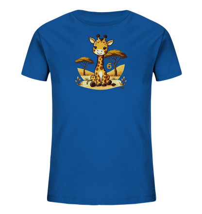 Onlineshop Shirts fuer Kinder - Das Bild zeigt ein blaues Kinder T-Shirt. Auf der Vorderseite ist eine niedliche Cartoon-Giraffe abgebildet, die inmitten einer Savannenlandschaft sitzt. Neben der Giraffe steht die Zahl '6' in einem orangegelben Farbton. Das Motiv ist froehlich und detailreich gestaltet.