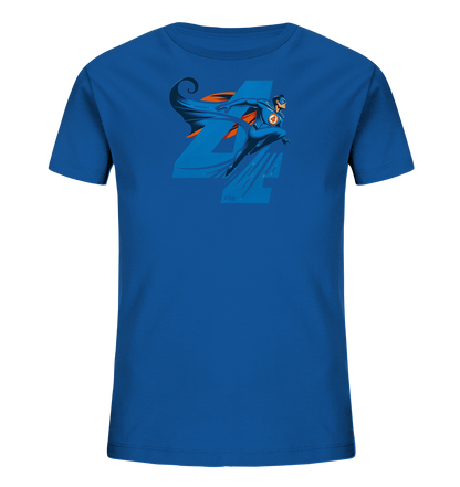 Onlineshop Shirts fuer Kinder - Das Bild zeigt ein blaues Kinder-T-Shirt mit einem dynamischen Aufdruck auf der Vorderseite. Die Grafik stellt eine fliegende Superheldenfigur mit Umhang dar, die vor einer grossen, hellblauen Zahl '4' positioniert ist. Die Figur ist in Blautoenen gehalten und besitzt orangefarbene Akzente im Kostuem und am Umhang. Das Design wirkt actionreich und farblich passend.
