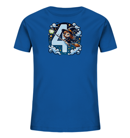 Onlineshop Shirts fuer Kinder - Das Bild zeigt ein blaues Kinder-T-Shirt mit einem fantasievollen Motiv. Im Zentrum steht eine grosse, wolkenartige Zahl Vier, umgeben von Sternen. Eine kleine Comic-Hexe fliegt auf einem Besen daneben durch eine sternenklare Nacht mit Mond. Das Design wirkt verspielt und ist ideal fuer kleine Abenteurer.