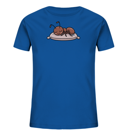 Onlineshop Shirts fuer Kinder - Das Bild zeigt ein blaues Kinder-T-Shirt auf einem schwarzen Hintergrund. Auf der Vorderseite des Shirts ist eine niedliche, cartoonhafte Ameise abgebildet. Die Ameise liegt entspannt auf einem beigefarbenen Kissen und hat die Augen geschlossen, was einen friedlichen Ausdruck vermittelt. Das Design wirkt verspielt und kindgerecht.