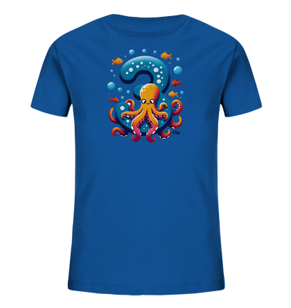 Onlineshop Shirts fuer Kinder - Das Bild zeigt ein blaues Kinder-T-Shirt mit einem verspielten Motiv. Im Zentrum steht eine grosse, hellblaue Zahl '3', die von einem orangefarbenen Oktopus umschlungen wird. Um die Zahl und den Oktopus schwimmen kleine orangefarbene Fische und viele blaue Blasen. Das Design wirkt maritim und froehlich.