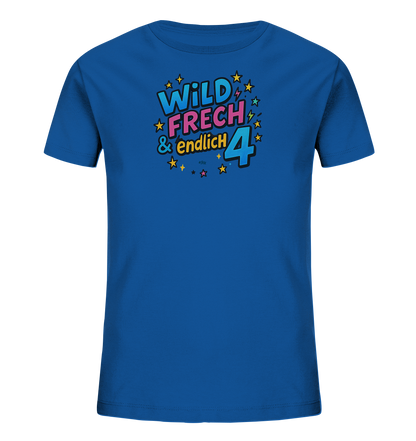 Onlineshop Shirts fuer Kinder - Das Bild zeigt ein blaues T-Shirt fuer Kinder mit einem farbenfrohen Aufdruck. Der Aufdruck enthaelt den Text "WILD FRECH & endlich 4" in verschiedenen Schriftfarben und mit Konturen. Er ist umgeben von Sternen in verschiedenen Farben und kleinen Blitzsymbolen. Das Design wirkt lebhaft und feierlich, passend fuer einen vierten Geburtstag.