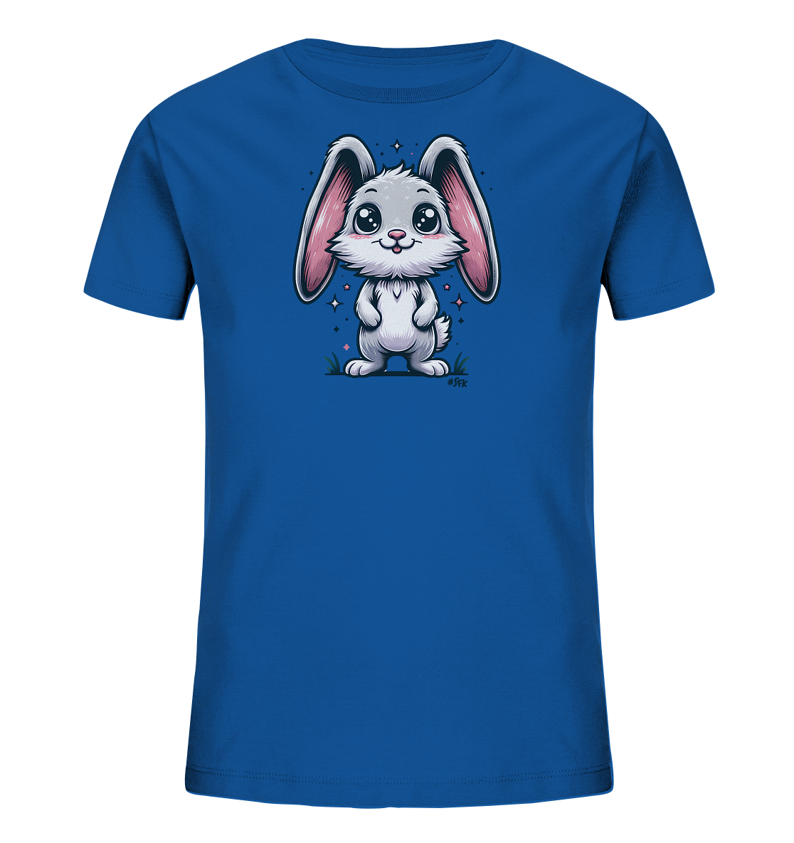Onlineshop Shirts fuer Kinder - Das Bild zeigt ein blaues Kinder-T-Shirt mit einer niedlichen Illustration eines weissen Hasen auf der Vorderseite. Der Hase hat grosse rosa Ohren und funkelnde Augen und steht laechelnd auf einer angedeuteten Grasflaeche. Kleine Sterne und Pflanzen umgeben ihn. Das Design wirkt freundlich und verspielt.