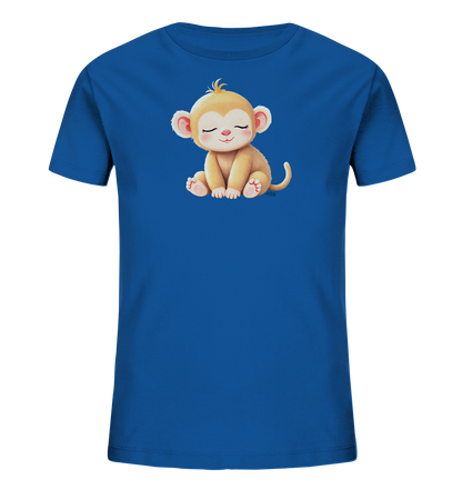 Onlineshop Shirts fuer Kinder - Das Bild zeigt ein koenigsblaues Kinder-T-Shirt, auf dem ein bezaubernder, hellbrauner Baby-Affe abgebildet ist. Der Affe sitzt friedlich da, mit geschlossenen Augen und einem sanften Laecheln. Seine rosafarbenen Ohren und Fuesse sind ebenfalls sichtbar. Das Gesamtbild wirkt sehr ruhig und ansprechend fuer Kinder.