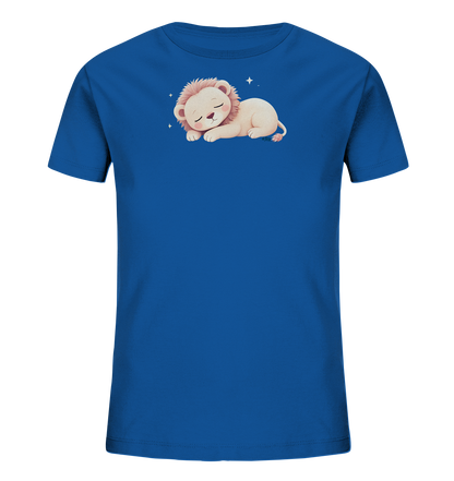 Onlineshop Shirts fuer Kinder - Das Bild zeigt ein koenigsblaues Kinder-T-Shirt vor einem schwarzen Hintergrund. Auf der Vorderseite ist eine suesse Illustration eines schlafenden Loewenbabys zu sehen. Der Loewe hat ein helles Fell und eine rosa Maehne, eingerollt in friedlicher Haltung, umgeben von kleinen weissen Sternen. Das Design wirkt beruhigend und liebevoll, passend fuer kleine Kinder.
