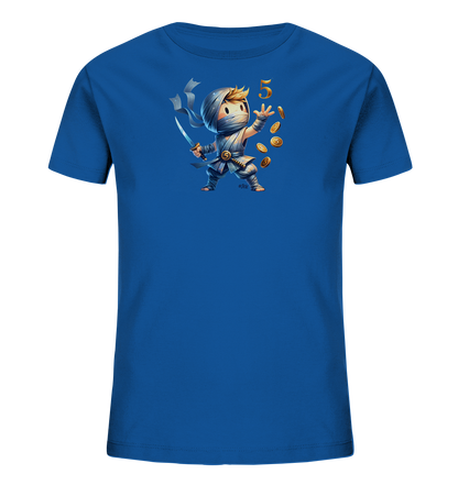 Onlineshop Shirts fuer Kinder - Das blaue T-Shirt zeigt eine Illustration eines Ninja-Charakters mit Schwert. Über ihm schwebt die goldene Zahl 5, umgeben von fallenden Muenzen. Ein dynamisches und abenteuerliches Motiv.