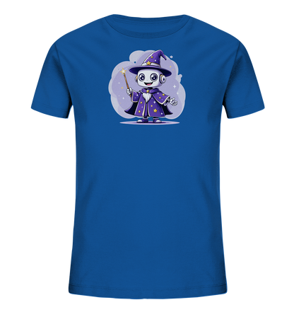 Onlineshop Shirts für Kinder - Das Bild zeigt ein blaues Kinder-T-Shirt mit einer charmanten Illustration eines Roboters. Der Roboter ist als Magier gekleidet, trägt einen spitzen Hut und einen Umhang, der mit gelben Sternen verziert ist. Er hält einen goldenen Zauberstab in der Hand und steht vor einer pastellfarbenen, wolkenähnlichen Kulisse mit zusätzlichen Sternen. Dieses verspielte und farbenfrohe Design eignet sich hervorragend für Kinder.