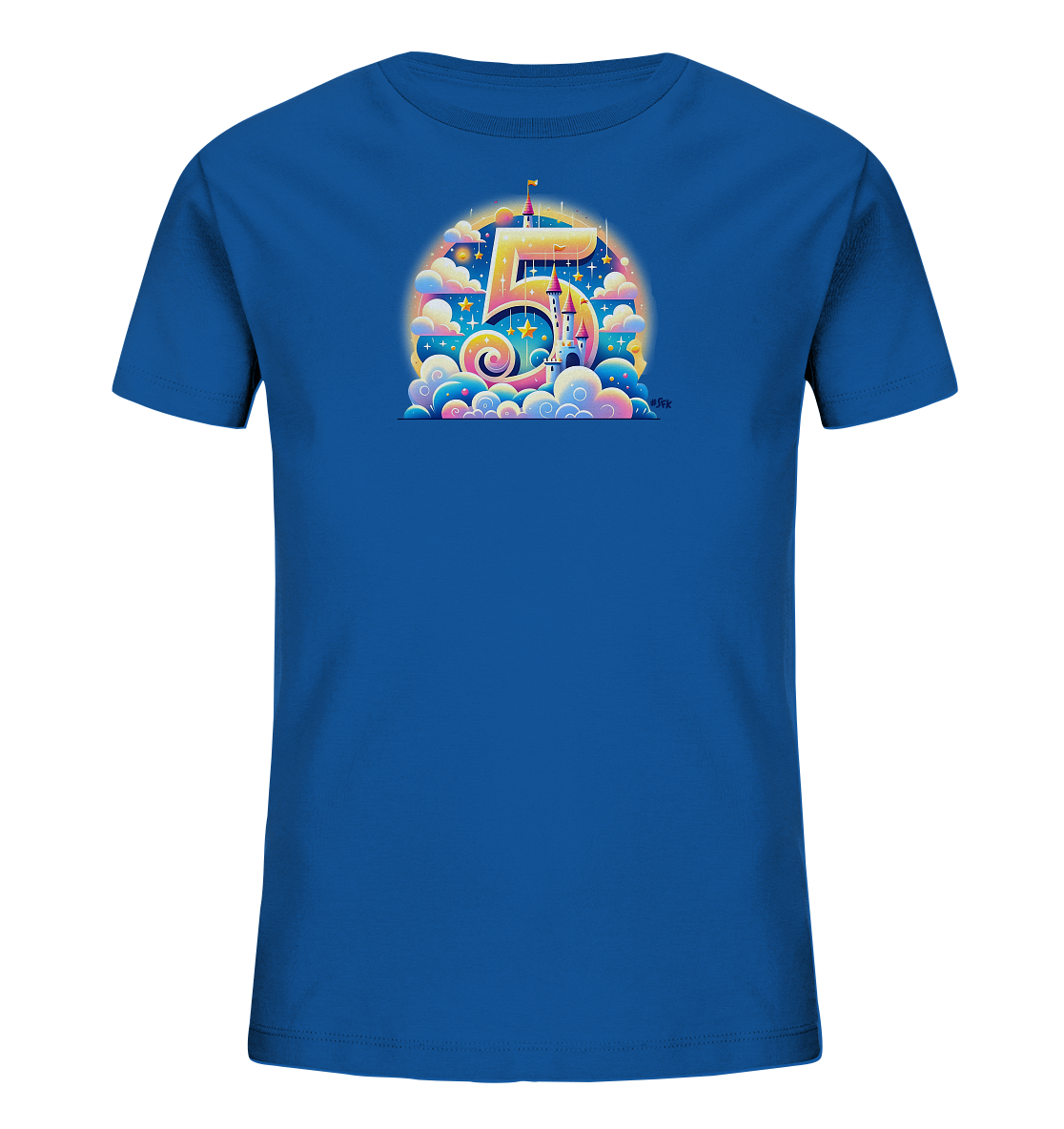 Onlineshop Shirts für Kinder - Das Bild zeigt ein blaues T-Shirt für Kinder, bedruckt mit einem farbenfrohen Motiv einer großen Zahl '5'. Die Zahl ist in eine detaillierte Fantasieszene eingebettet, die ein Schloss, Wolken und Sterne umfasst. Das Design zeichnet sich durch leuchtende Farben und einen märchenhaften Stil aus. Dieses T-Shirt eignet sich für Kinder, die fantasievolle Motive mögen.