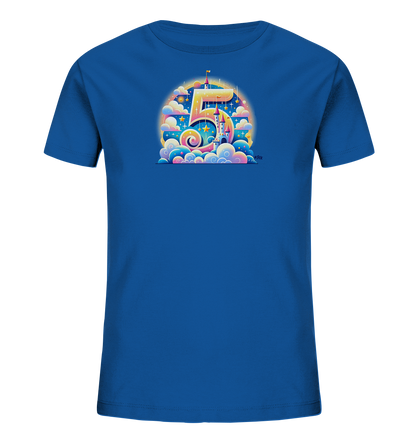Onlineshop Shirts für Kinder - Das Bild zeigt ein blaues T-Shirt für Kinder, bedruckt mit einem farbenfrohen Motiv einer großen Zahl '5'. Die Zahl ist in eine detaillierte Fantasieszene eingebettet, die ein Schloss, Wolken und Sterne umfasst. Das Design zeichnet sich durch leuchtende Farben und einen märchenhaften Stil aus. Dieses T-Shirt eignet sich für Kinder, die fantasievolle Motive mögen.