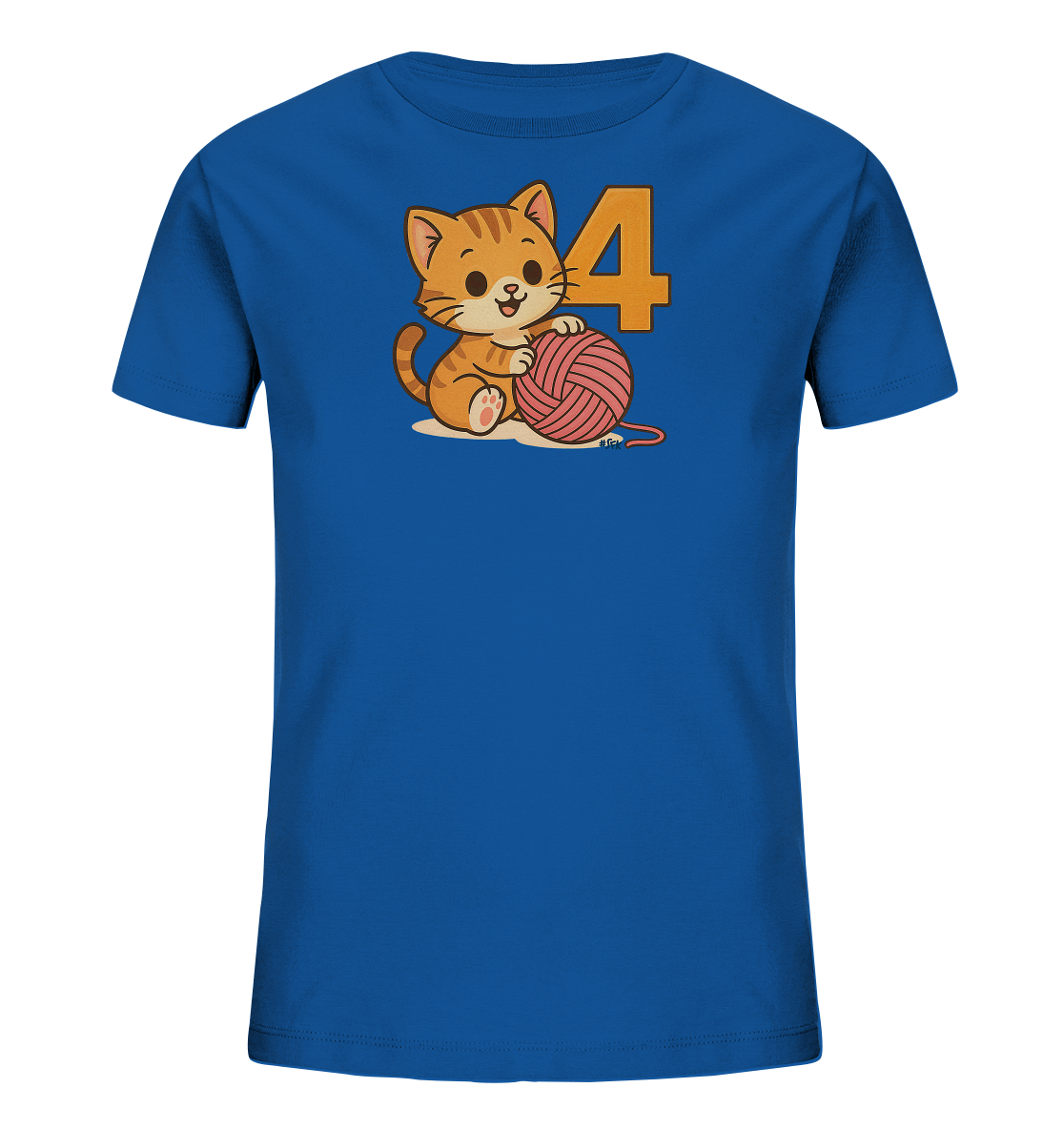 Onlineshop Shirts fuer Kinder - Das Bild zeigt ein blaues Kinder-T-Shirt mit einer niedlichen Illustration. Ein kleiner Cartoon-Kater spielt mit einem rosafarbenen Garnknaeuel. Daneben steht die grosse Zahl Vier in einem warmen Farbton. Dieses Design wirkt froehlich und verspielt fuer Kinder.