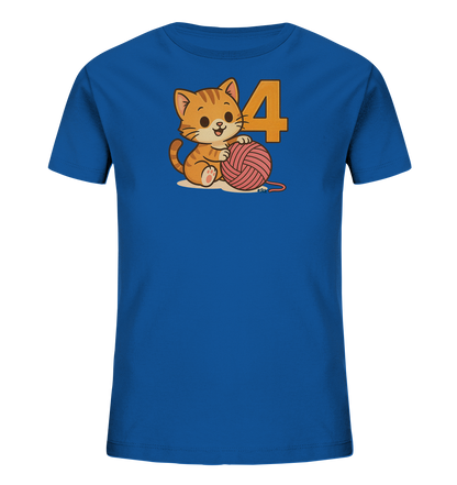 Onlineshop Shirts fuer Kinder - Das Bild zeigt ein blaues Kinder-T-Shirt mit einer niedlichen Illustration. Ein kleiner Cartoon-Kater spielt mit einem rosafarbenen Garnknaeuel. Daneben steht die grosse Zahl Vier in einem warmen Farbton. Dieses Design wirkt froehlich und verspielt fuer Kinder.