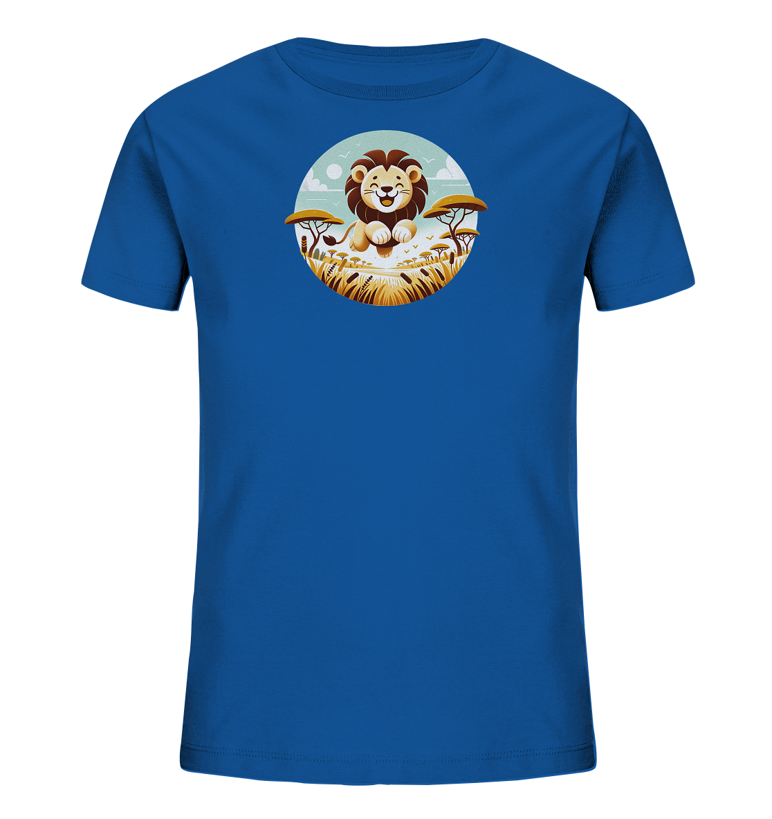 Onlineshop Shirts fuer Kinder - Das Bild zeigt ein blaues Kinder-T-Shirt mit einem runden Grafikprint auf der Vorderseite. Der Print zeigt einen niedlichen, lachenden Loewenwelpen sitzend in einer stilisierten Savannenlandschaft mit Akazienbaeumen und hohem Gras. Im Hintergrund sind ein heller Himmel mit Wolken und schwebende Voegel abgebildet. Das Design ist farbenfroh und ansprechend fuer Kinder.