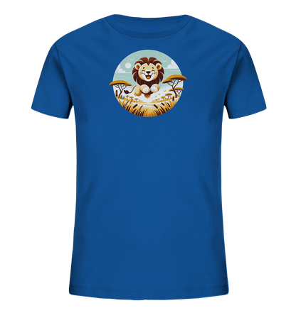Onlineshop Shirts fuer Kinder - Das Bild zeigt ein blaues Kinder-T-Shirt mit einem runden Grafikprint auf der Vorderseite. Der Print zeigt einen niedlichen, lachenden Loewenwelpen sitzend in einer stilisierten Savannenlandschaft mit Akazienbaeumen und hohem Gras. Im Hintergrund sind ein heller Himmel mit Wolken und schwebende Voegel abgebildet. Das Design ist farbenfroh und ansprechend fuer Kinder.