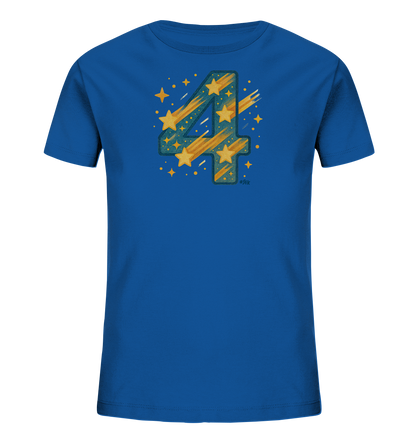 Onlineshop Shirts fuer Kinder - Das Bild zeigt ein blaues T-Shirt fuer Kinder mit einem auffaelligen grafischen Druck. Im Zentrum befindet sich eine grosse Zahl '4', die mit gelben Sternen und dynamischen Streifen gefuellt ist. Kleinere Sterne und Punkte umgeben die Zahl und verstaerken das kosmische Thema. Das Design wirkt lebhaft und verspielt, ideal fuer junge Weltraum-Fans.