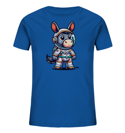 Onlineshop Shirts fuer Kinder - Das Bild zeigt ein blaues T-Shirt mit einem niedlichen Motiv. Darauf ist ein cartoonhafter Esel in einem Astronautenanzug abgebildet. Der Anzug ist weiss mit orangefarbenen Akzenten und umfasst einen Helm sowie einen Rucksack. Das Design ist verspielt und zeigt den kleinen Weltraum-Esel in einer aufrechten Pose.
