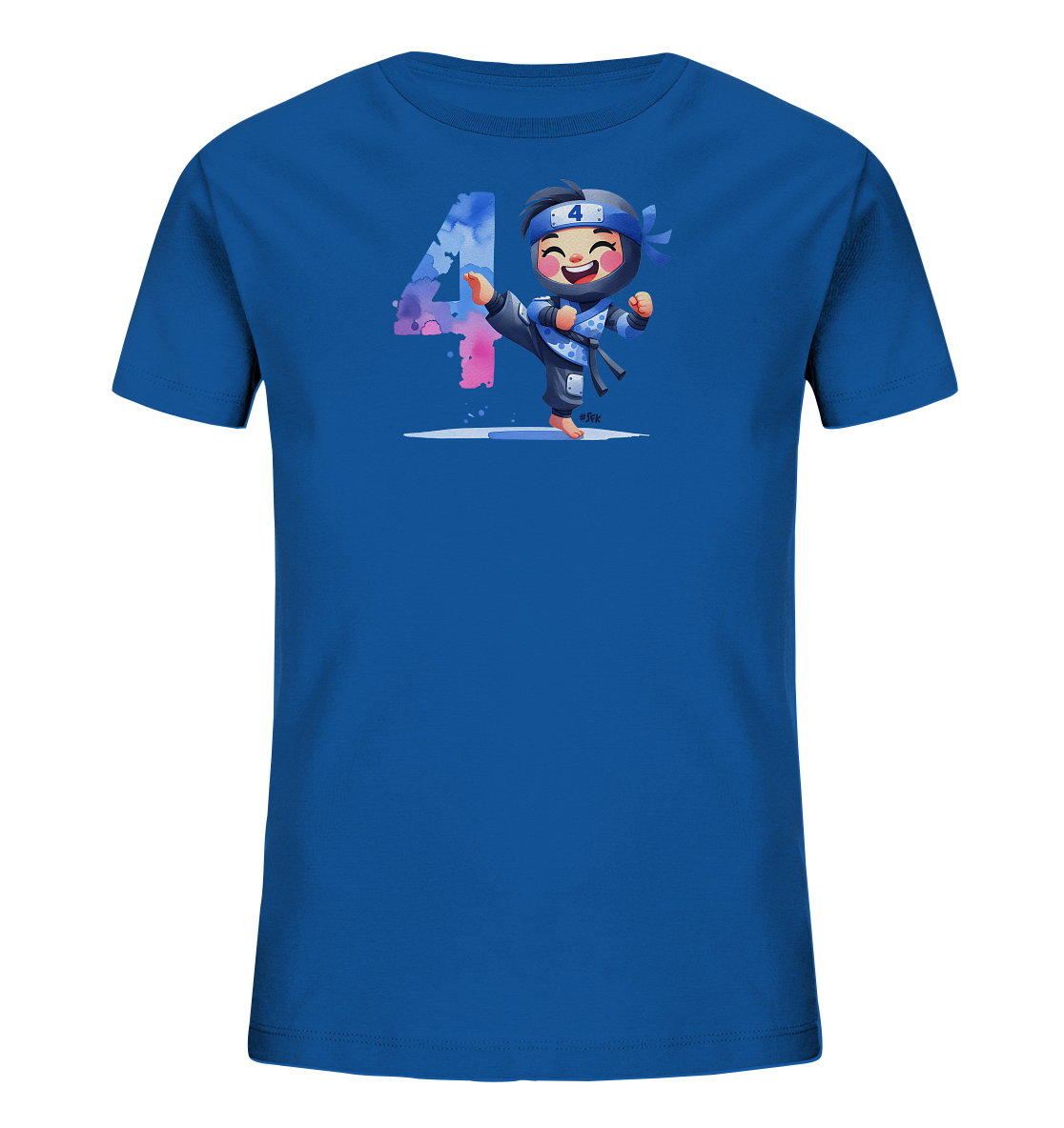 Onlineshop Shirts fuer Kinder - Dieses blaue T-Shirt fuer Kinder zeigt eine dynamische Illustration eines kickenden Ninjas in blauer Uniform. Neben dem Ninja ist eine grosse '4' in Aquarell-Optik mit Blau- und Rosatoenen platziert. Der cartoonhafte Ninja traegt ein Stirnband mit der Zahl 4 und einen schwarzen Guertel. Das Design wirkt froehlich und actionreich.