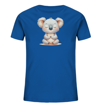 Onlineshop Shirts fuer Kinder - Das Bild zeigt ein blaues Kinder-T-Shirt mit einer suessen Koala-Illustration auf der Vorderseite. Der Koala sitzt in einer friedlichen Meditationspose, die Augen geschlossen und die Pfoten zusammengelegt. Ein kleines Detail befindet sich auf seinem Kopf, waehrend er auf einem hellen Untergrund sitzt. Die Darstellung ist ruhig und freundlich.